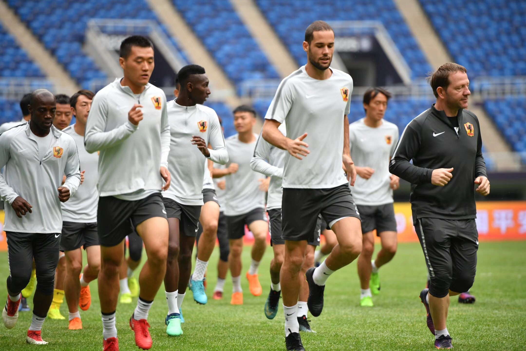 冲刺阶段上海久事远射贴柱：欧联节点到来，压力陡增，赛程密集仍需轮换