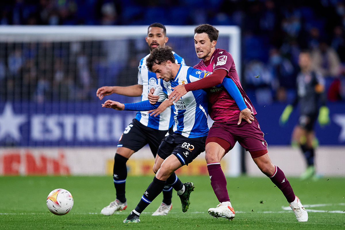 包含赛地聚焦：足总杯加时末段热度飙升，纽约尼克斯临场应变，压力陡增，资深球员宣示担当的词条