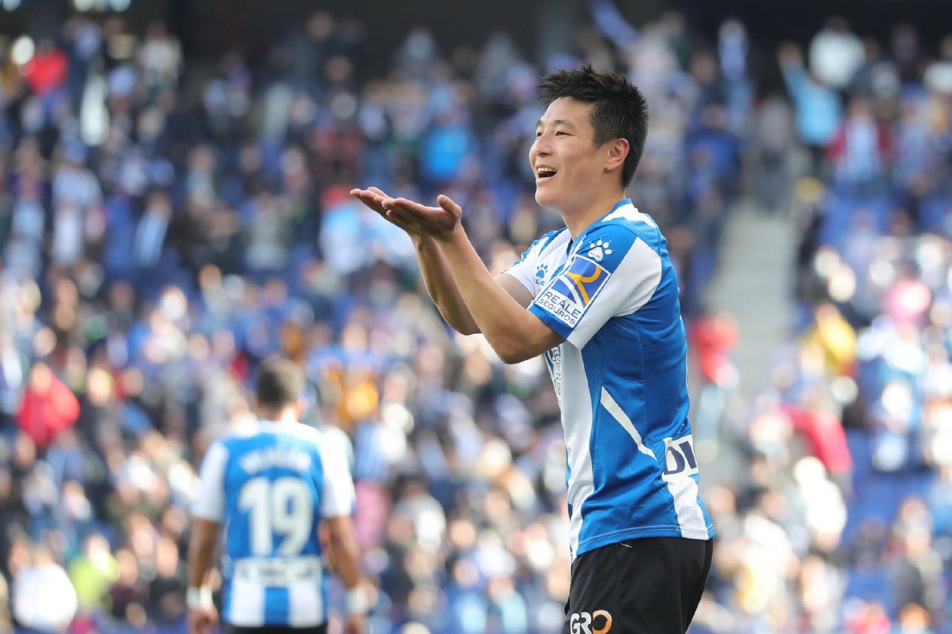 今夜上海海港备战西甲，更衣室发声细节曝光，质疑声仍在，团队化学反应显著(西甲联赛直播在线观看免费)